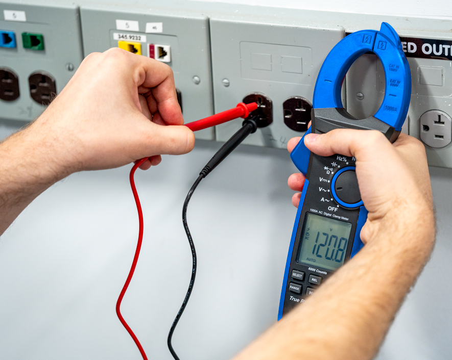 Taking measurements with the clamp meter