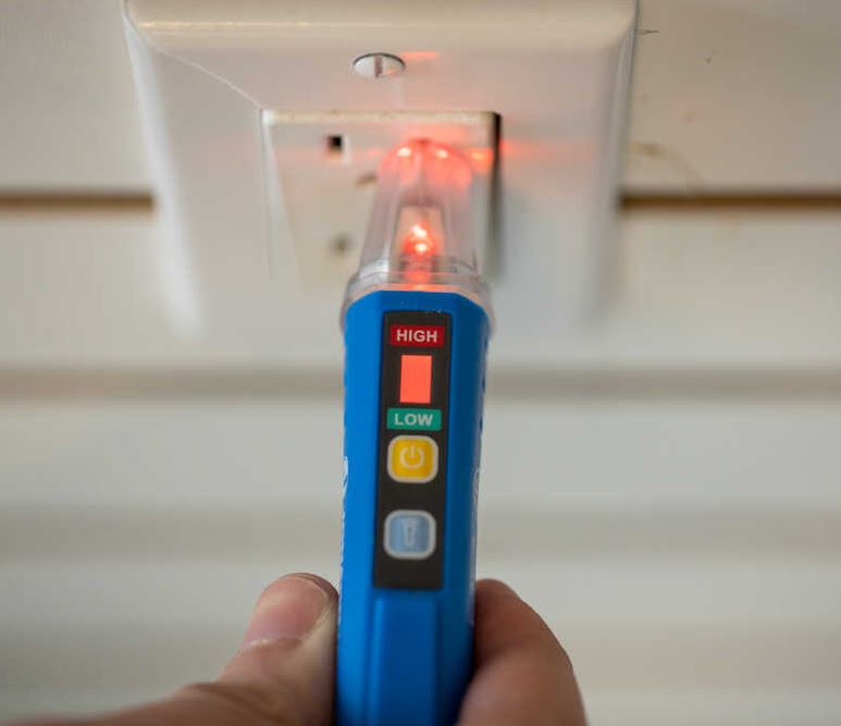 Voltage tester for an electrician